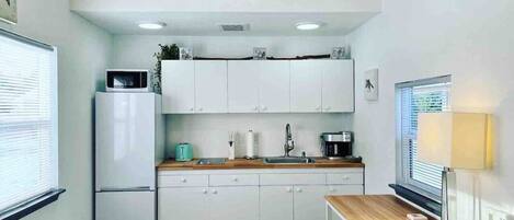 Réfrigérateur, micro-ondes, lave-vaisselle, cafetière/bouilloire