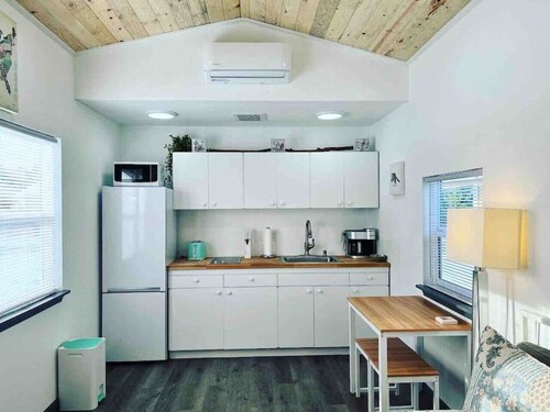 Bo’s Tiny House w/Hot Tub - Unique Country Retreat