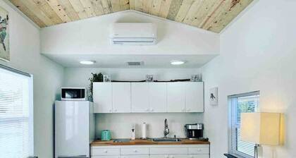 Bo’s Tiny House w/Hot Tub - Unique Country Retreat