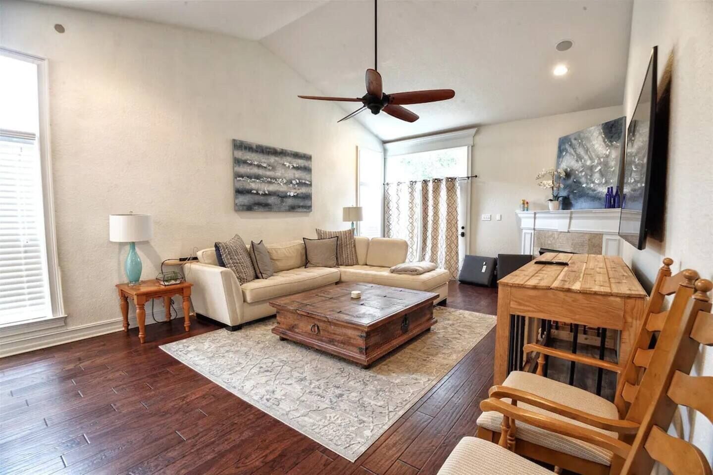 Close to everything | 3 bedroom | Private yard | Drive way