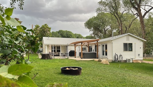 Hot Tub + 5 Min to Lake + Playground + Boat/RV PKG + RV Plug