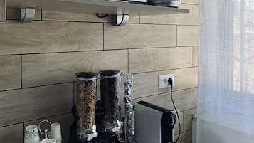 Großer Kühlschrank, Mikrowelle, Espressomaschine