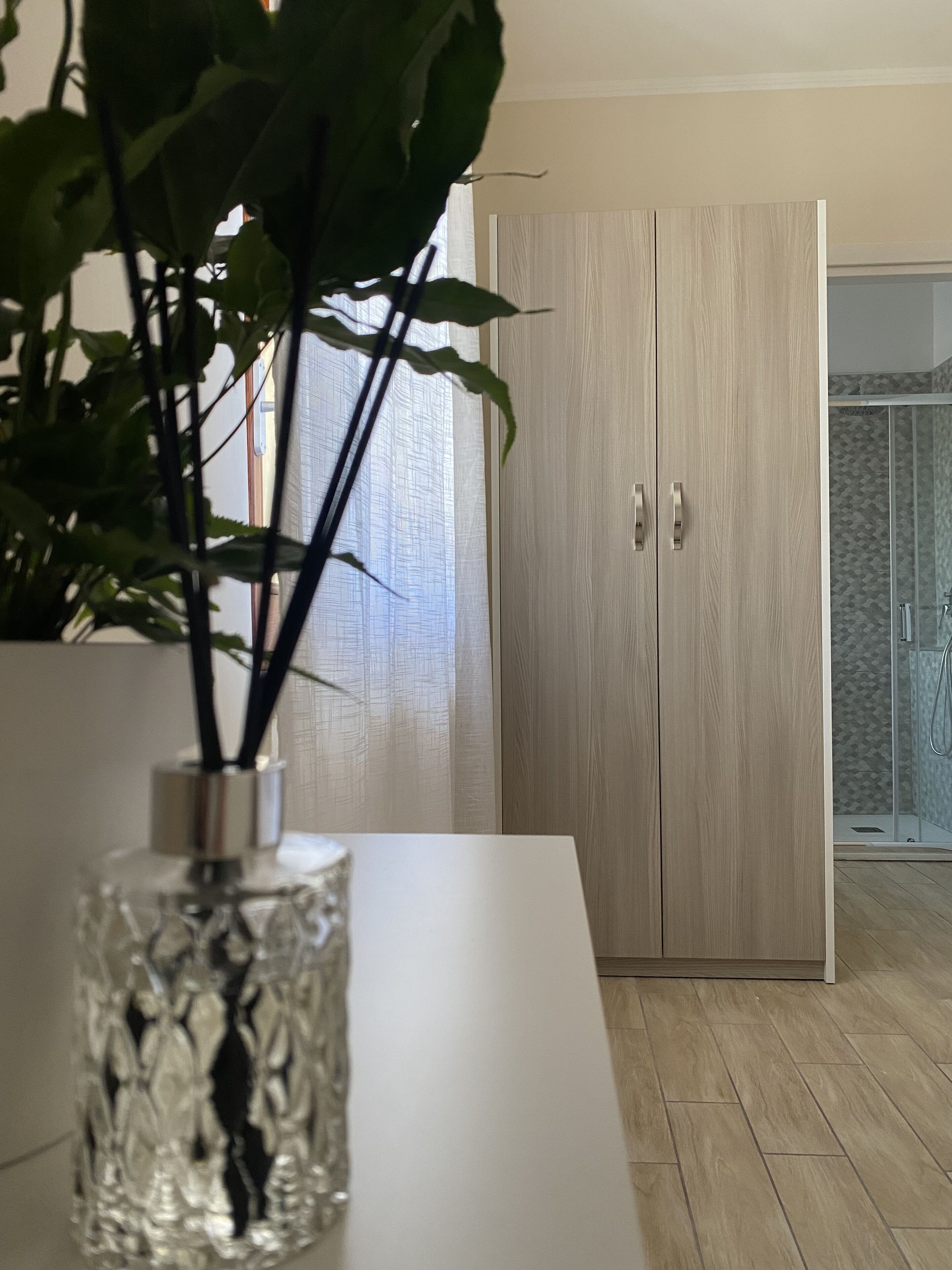 Deluxe dubbelrum - 1 queensize-säng - eget badrum | Allergitestade sängkläder, duntäcken, skrivbord och arbetsyta för laptop