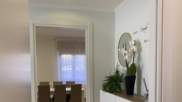 35-Zoll-Smart-TV mit Digitalempfang, Netflix, Streaming-Dienste