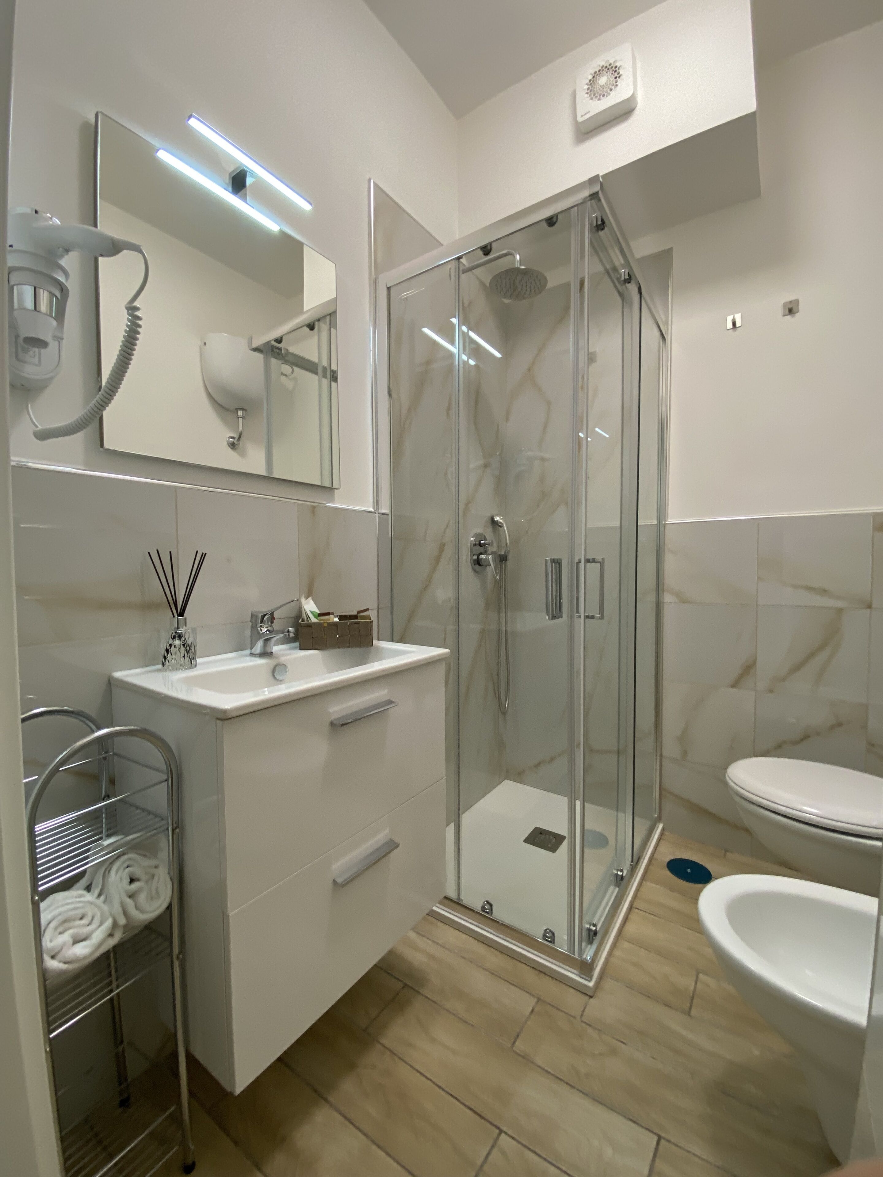 Tripla Deluxe, letti multipli, bagno in camera | Bagno | Doccia, soffione a pioggia, set di cortesia gratuito, asciugacapelli