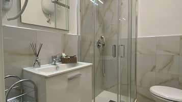 Tripla Deluxe, letti multipli, bagno in camera | Bagno | Doccia, soffione a pioggia, set di cortesia gratuito, asciugacapelli