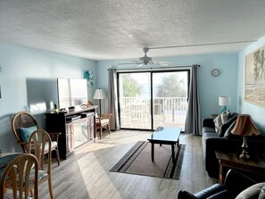 Smart TV - 2 Bdrm 2 Bath Oceanfront Townhouse w/2 private balconies, pool, close to Daytona (Ormond Beach)
