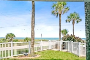 Property grounds - 2 Bdrm 2 Bath Oceanfront Townhouse w/2 private balconies, pool, close to Daytona (Ormond Beach)