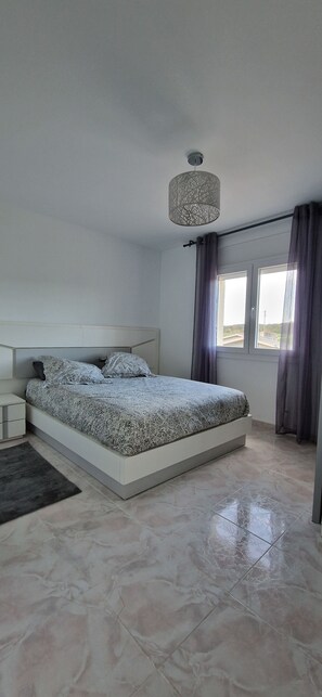 2 chambres, fer et planche à repasser, Wi-Fi, draps fournis