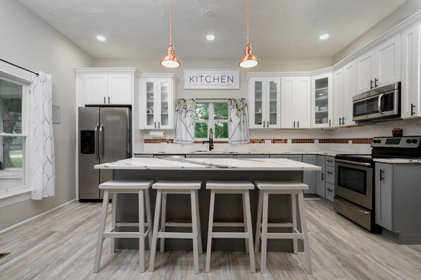 Réfrigérateur, micro-ondes, four, plaque de cuisson