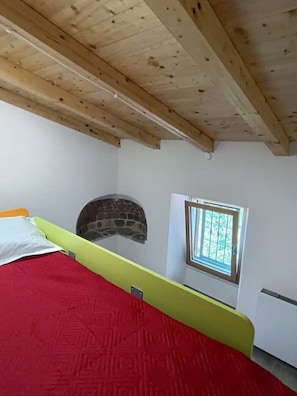 2 bedrooms, iron/ironing board, travel cot, free WiFi