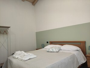 2 dormitorios, tabla de planchar con plancha, cuna de viaje