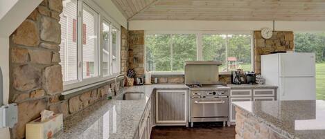 Jääkaappi, mikroaaltouuni, uuni, liesi