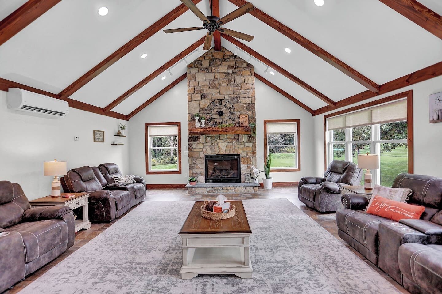 Takka, pöytäjalkapallopöytä, pöytätennispöytä, kirjoja