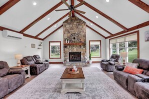 Chimenea, futbolito, tenis de mesa y libros 