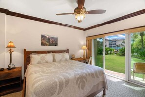 2 soverom, skrivebord, strykejern/-brett og reiseseng for barn