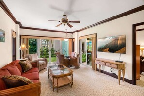 Smart TV, offices - Waipouli F102! Stunning Beachfront Oasis & Pool! (Kapaʻa)
