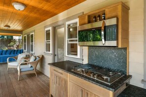 Frigorífico, microondas, placa de cocina y cafetera o tetera