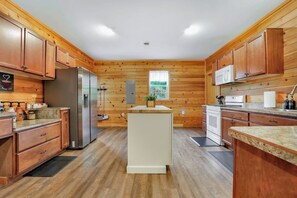 Køleskab, mikrobølgeovn, ovn, kogeplade