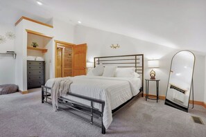 8 bedrooms, desk, iron/ironing board, travel crib