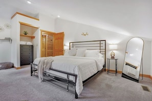 8 bedrooms, desk, iron/ironing board, travel crib