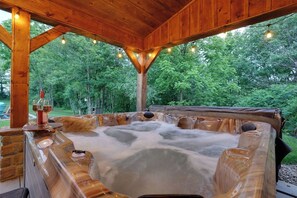 Banyera d'hidromassatge a l'aire lliure