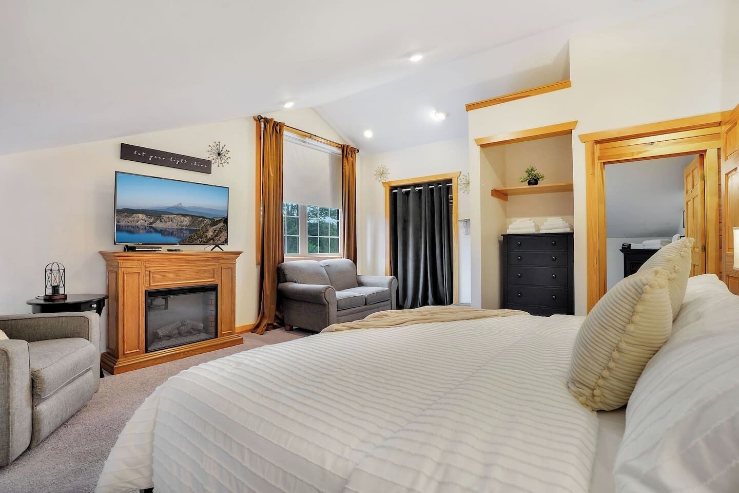 8 dormitorios, escritorio, tabla de planchar con plancha y cuna de viaje