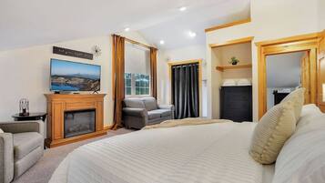 8 slaapkamers, een bureau, een strijkplank/strijkijzer, reisbedje