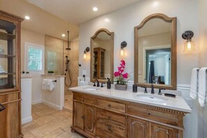 Secador de pelo y toallas