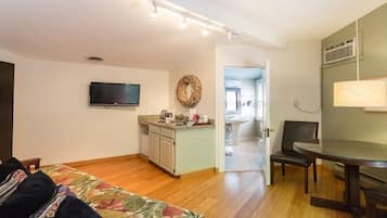 Bungalow (Mimi's Bungalow) | Living area