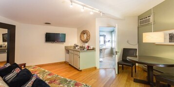 Bangalô (Mimi's Bungalow) | Área de estar | Smart TV 32 polegadas com canais a cabo