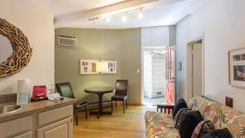 Bungalow (Mimi's) | Vardagsrum | 32-tums smart-tv med kabelkanaler