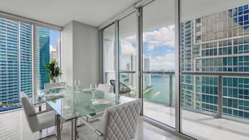 Luxury Apartment, 2 Bedrooms, City View | In-room dining