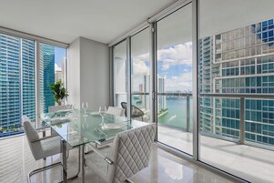 Luxury Apartment, 2 Bedrooms, City View | In-room dining