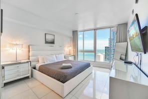 Condo de lujo, 2 habitaciones, vista a la ciudad | Ropa de cama de alta calidad, muebles diferentes y escritorio