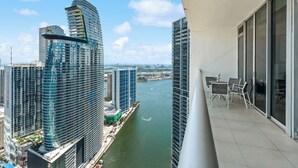 Ein Hochhaus mit Blick auf einen Fluss und andere Gebäude.