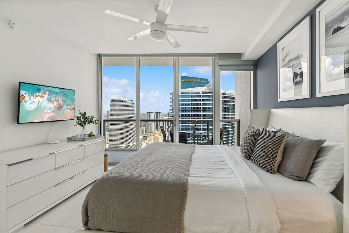 Condo superluxo, 1 quarto, vista para a cidade | Roupas de cama premium, escrivaninha, cortinas blackout