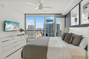Condo de lujo, 1 habitación, vista a la ciudad | Ropa de cama de alta calidad, muebles diferentes y escritorio