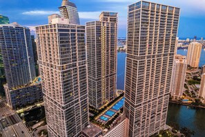 High-rise buildings with a pool and waterfront views. - Icon Building - Brickell Miami - We Host (Miami)