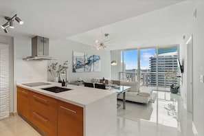 Condo de lujo, 1 habitación, vista a la ciudad | Cocina privada | Refrigerador, microondas, horno y parrilla de estufa