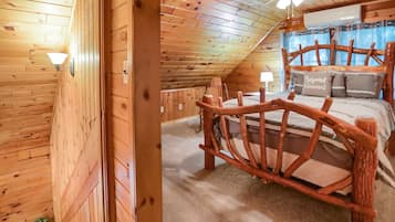 3 habitaciones, escritorio y tabla de planchar con plancha