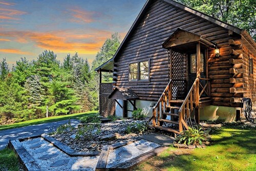 Unplug from the daily grind, whether a fun family getaway or a retreat with friends, this cabin is a perfect refuge to unwind and rejuvenate.