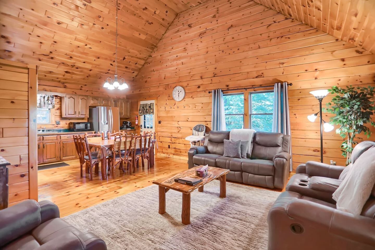 Tv, bordtennisbord, stereoanlæg