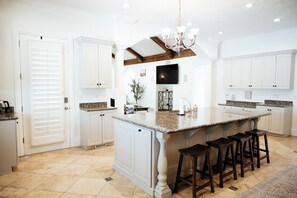 Fridge, microwave, oven, stovetop - Sleeps 23, 8 bedrooms, 6 bath, near SLC & Provo (South Jordan)