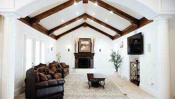 Smart TV, lareira, livros