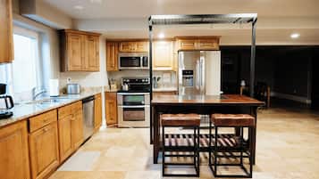 Geladeira, micro-ondas, fogão, cooktop