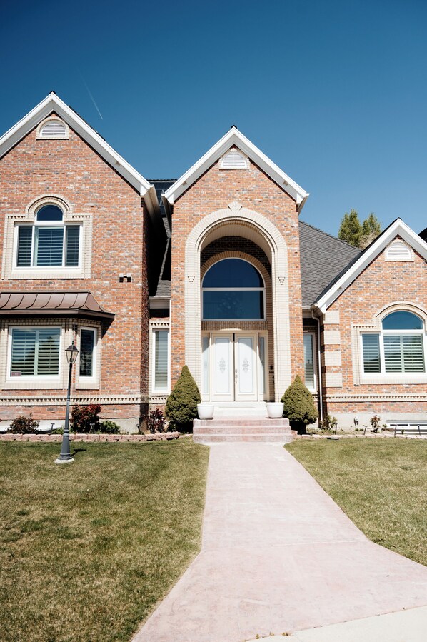 Exterior - Sleeps 23, 8 bedrooms, 6 bath, near SLC & Provo (South Jordan)