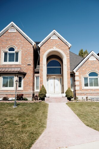 Sleeps 23, 8 bedrooms, 6 bath, near SLC & Provo