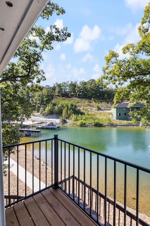 Property grounds - Walk to The Strip! Great Cove Water for Lake Fun (Lake Ozark)