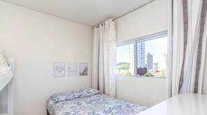 2 bedrooms, iron/ironing board, WiFi